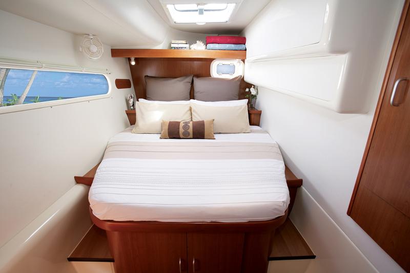 Book yachts online - catamaran - Lagoon 380 S2 - Ploto - Standard line - rent