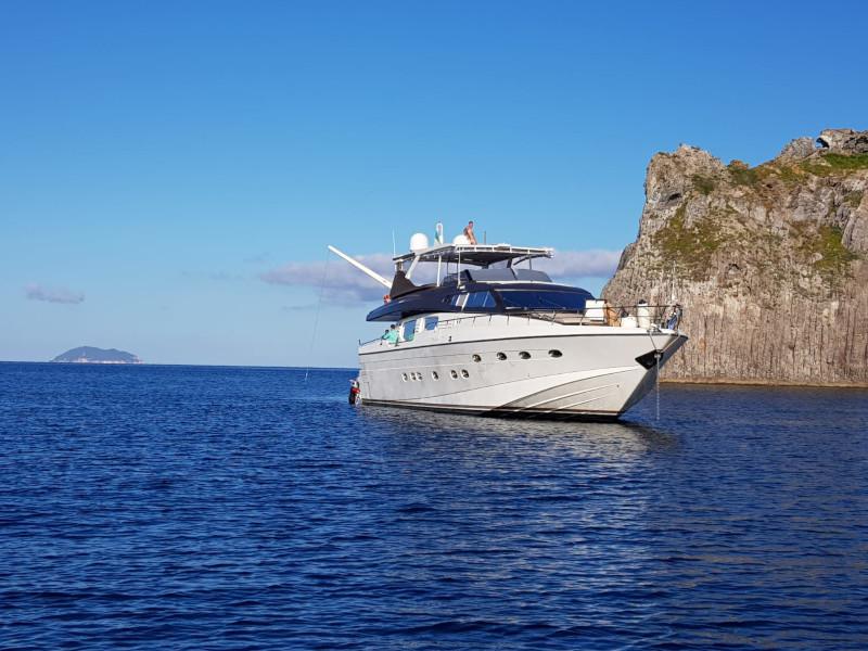Book yachts online - motorboat - Rizzardi Posillipo Technema 80 - Prime - rent