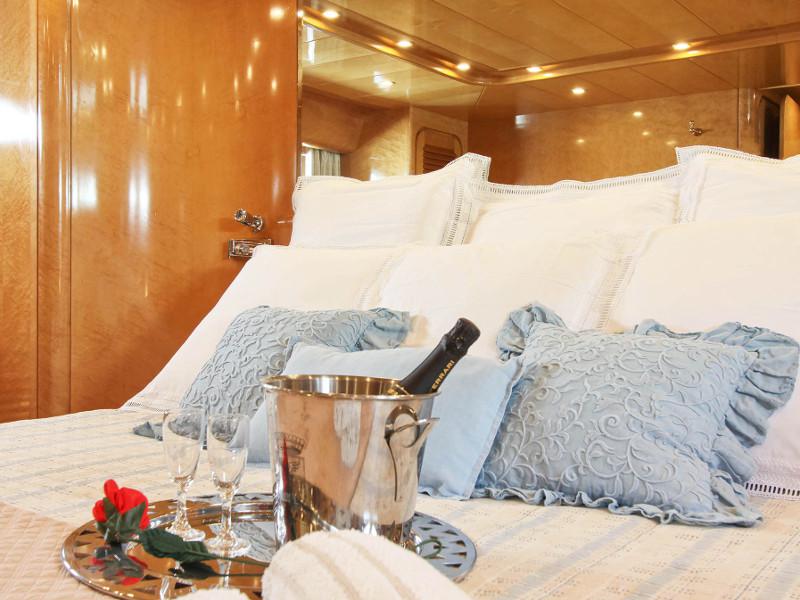 Book yachts online - motorboat - Rizzardi Posillipo Technema 80 - Prime - rent