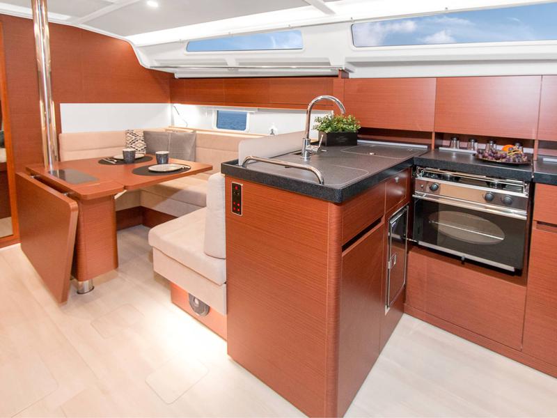 Book yachts online - sailboat - Hanse 388 - Orca - rent