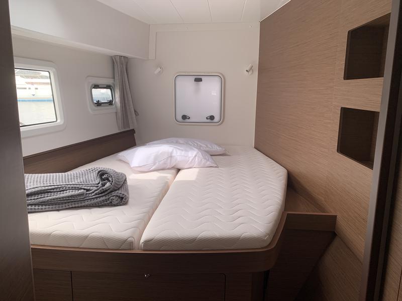 Book yachts online - catamaran - Lagoon 42 - Zoe - rent
