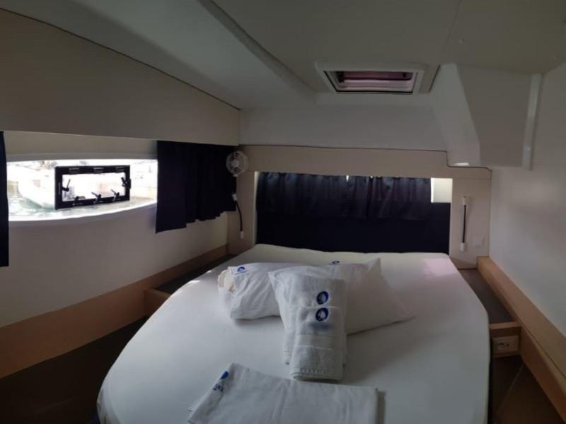 Book yachts online - catamaran - Astréa 42 - Wild Baleine - rent