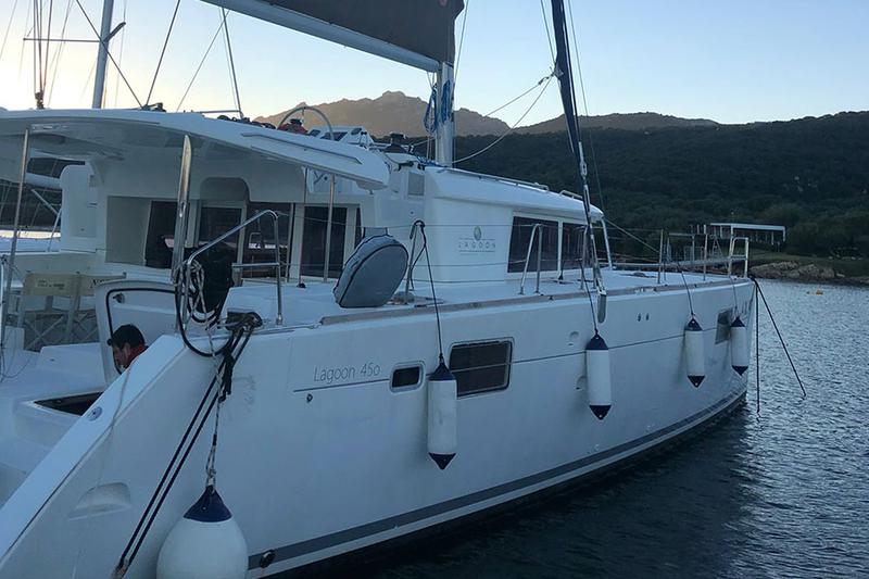 Book yachts online - catamaran - Lagoon 450  Fly (A/C-Generator-Watermaker-SolarPanel) - Corona Borealis - rent