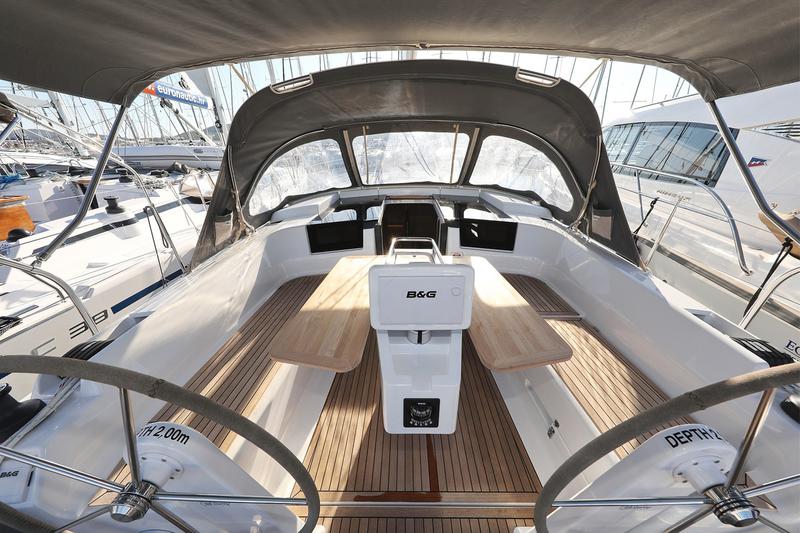 Book yachts online - sailboat - Hanse 388 - LoTi - rent