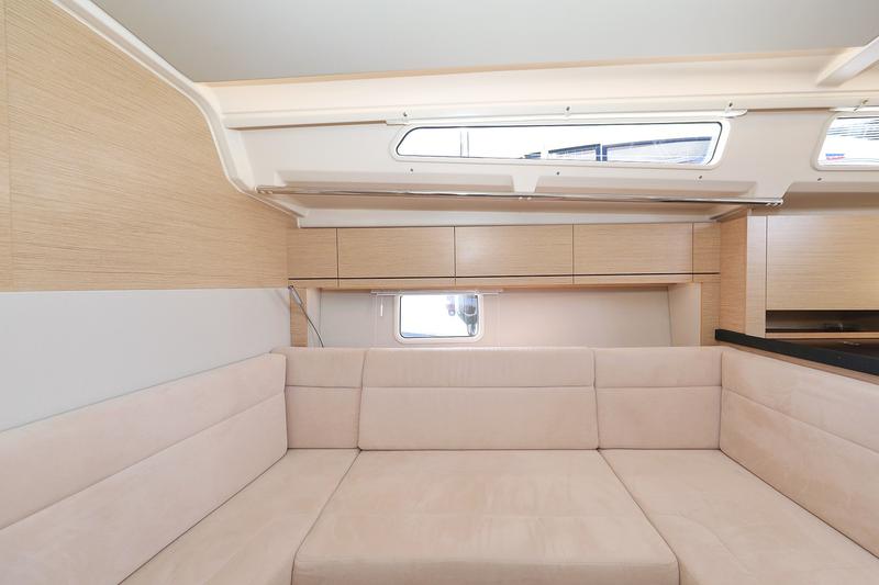 Book yachts online - sailboat - Hanse 388 - LoTi - rent