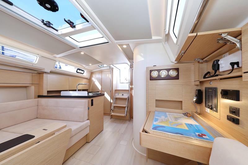 Book yachts online - sailboat - Hanse 388 - LoTi - rent