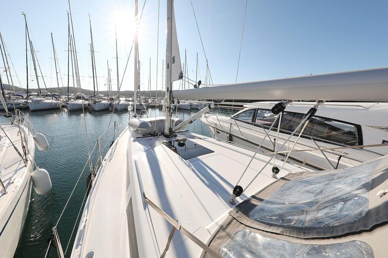Book yachts online - sailboat - Hanse 388 - LoTi - rent