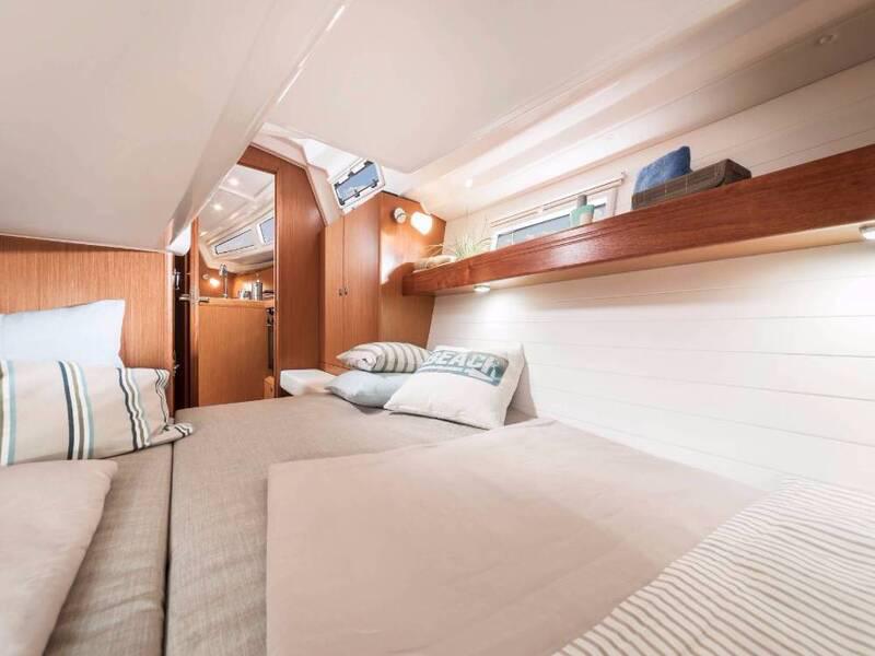 Book yachts online - sailboat - Bavaria Cruiser 34 - 3 cab - Feeling Good - rent