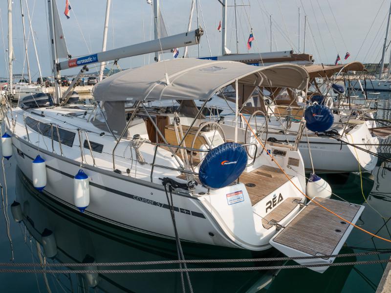 Book yachts online - sailboat - Bavaria Cruiser 37 - Rea - rent