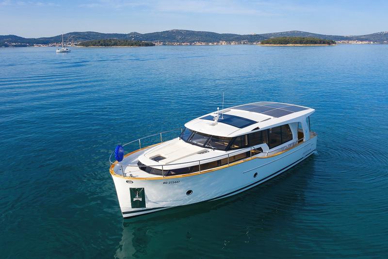 Book yachts online - motorboat - Greenline 40 - Astoria - rent