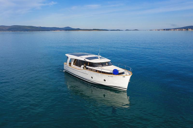 Book yachts online - motorboat - Greenline 40 - Astoria - rent