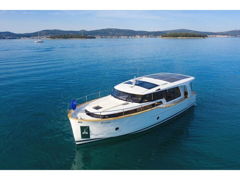 Book yachts online - motorboat - Greenline 40 - Lady ELMA - rent