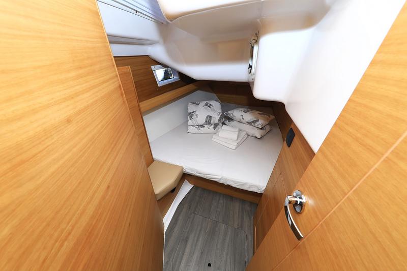 Book yachts online - sailboat - Elan 45.1 Impression 3 cabins 2 heads - Urshy - rent