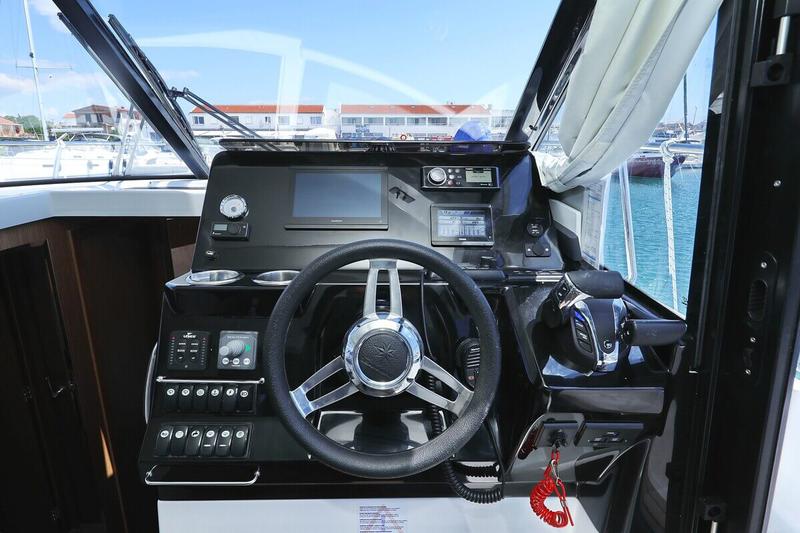 Book yachts online - motorboat - Merry Fisher 1095 FLY - Tana - rent
