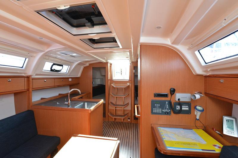 Book yachts online - sailboat - Bavaria Cruiser 37 - Eneja - rent