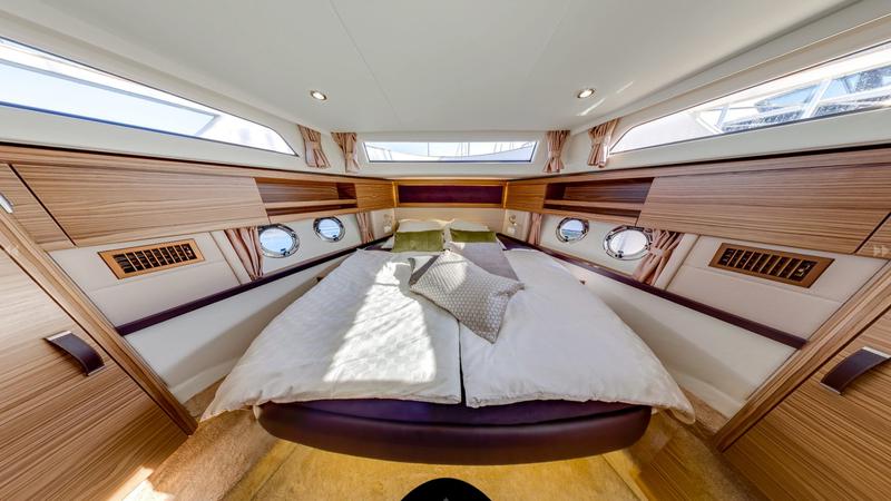 Book yachts online - motorboat - Greenline 33 - Mozart - rent