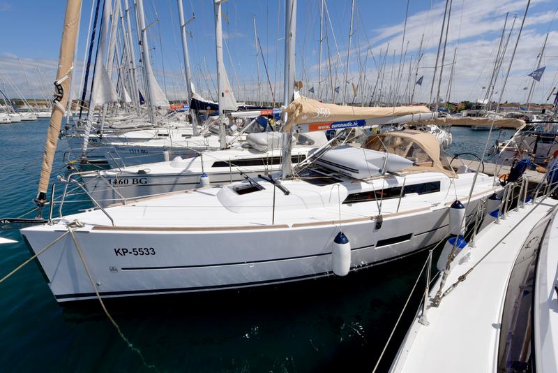 Book yachts online - sailboat - Dufour 350 GRANDLARGE - Miyabi - rent