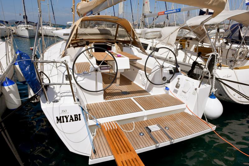 Book yachts online - sailboat - Dufour 350 GRANDLARGE - Miyabi - rent
