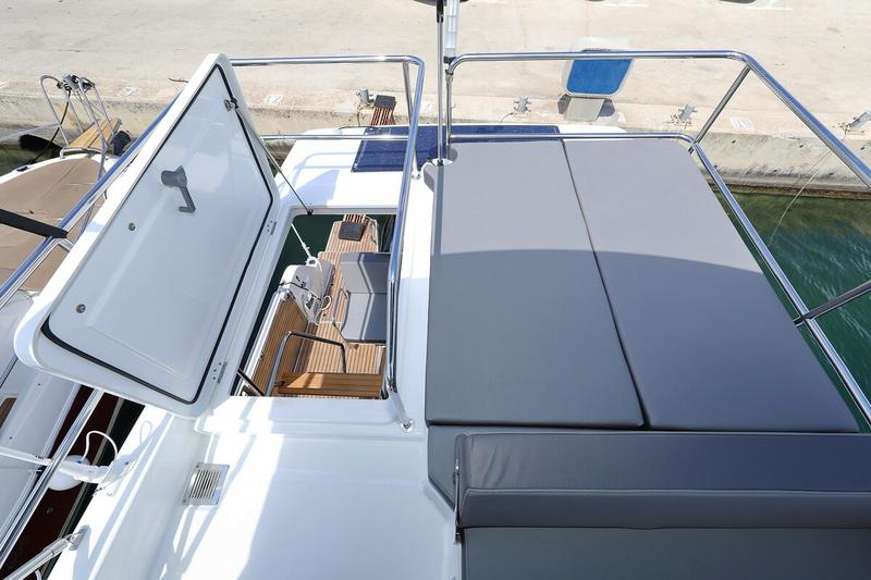 Book yachts online - motorboat - Antares 11 Fly OB - Solis - rent