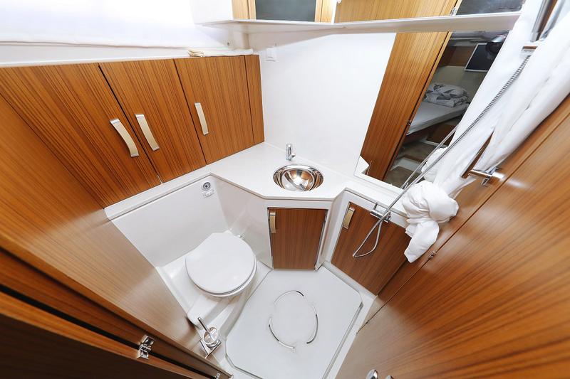 Book yachts online - motorboat - Greenline 33 - Fields of Gold - rent