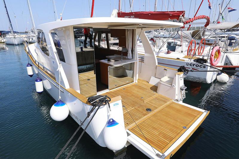Book yachts online - motorboat - Greenline 33 - Fields of Gold - rent