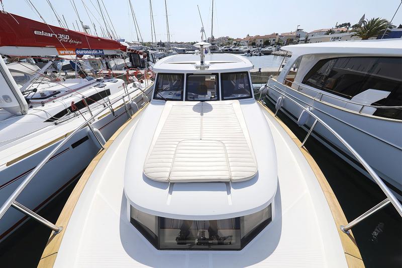 Book yachts online - motorboat - Greenline 33 - Fields of Gold - rent