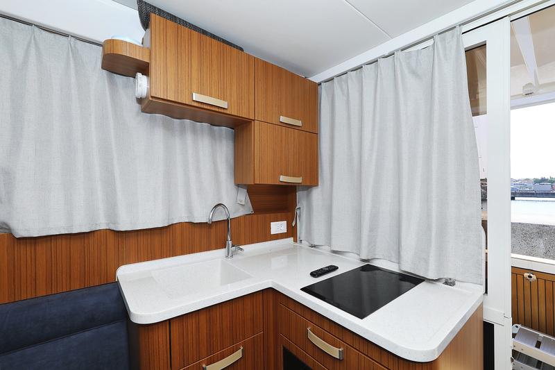 Book yachts online - motorboat - Greenline 33 - Fields of Gold - rent