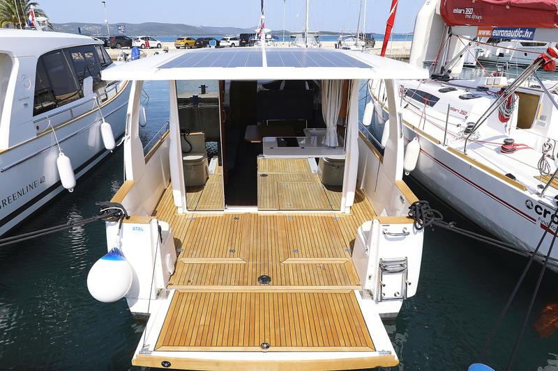 Book yachts online - motorboat - Greenline 33 - Fields of Gold - rent