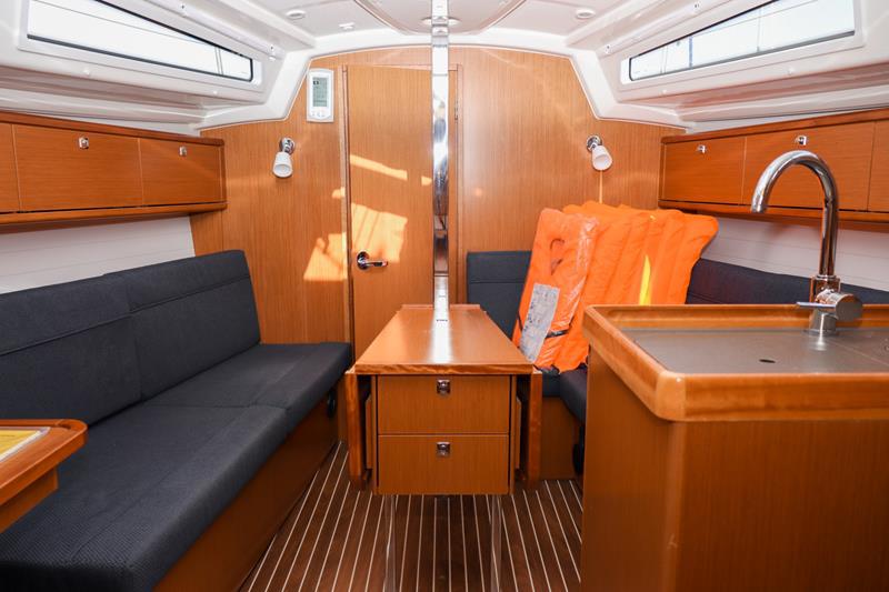Book yachts online - sailboat - Bavaria Cruiser 34 - Lia  - rent