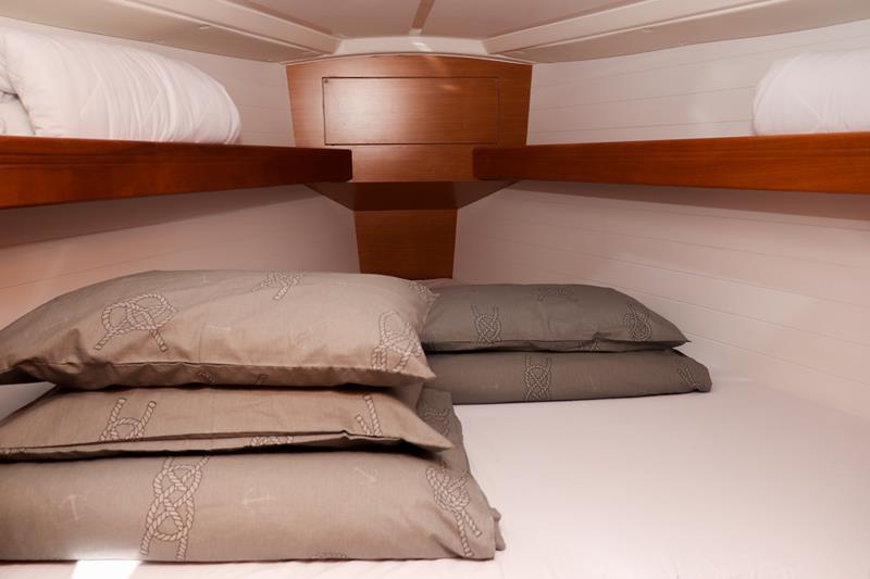 Book yachts online - sailboat - Bavaria Cruiser 34 - Lia  - rent