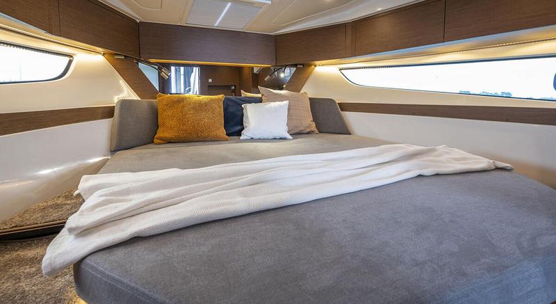 Book yachts online - motorboat - Antares 11 Fly OB - Tango - rent