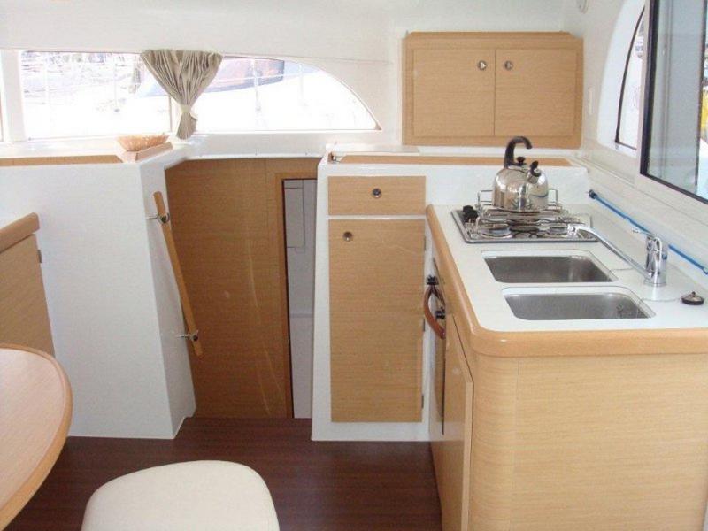 Book yachts online - catamaran - Lagoon 380 - Bagpuss - rent