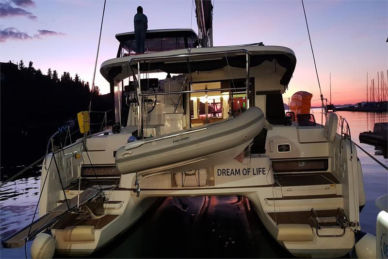 Book yachts online - catamaran - Lagoon 42 - Dream of Life - rent