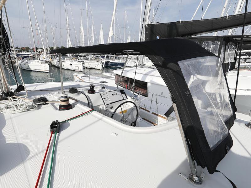 Book yachts online - catamaran - Lagoon 40 - MARI - rent