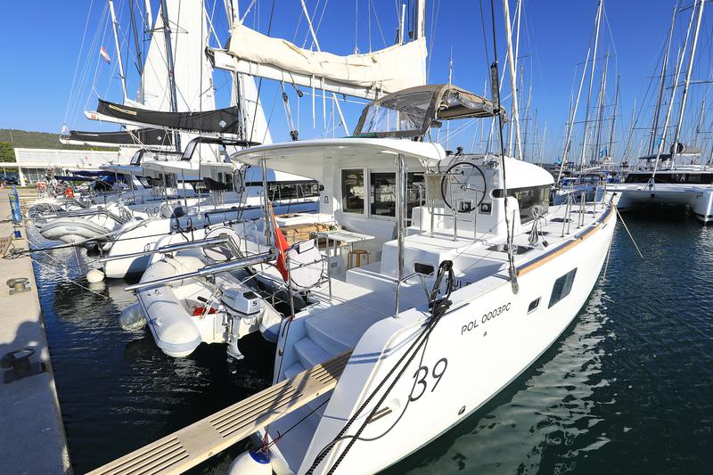 Book yachts online - catamaran - Lagoon 39 - PULPO - rent