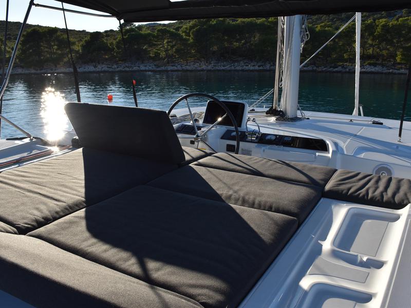 Book yachts online - catamaran - Lagoon 46 - NOTORIOUS - rent