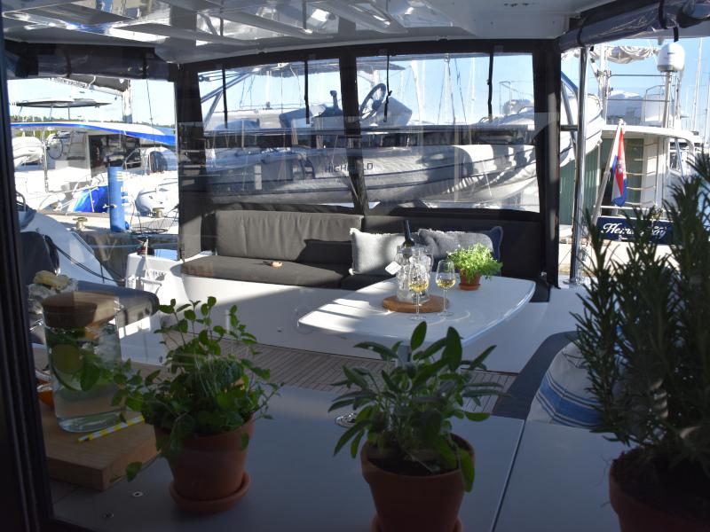 Book yachts online - catamaran - Lagoon 46 - NOTORIOUS - rent