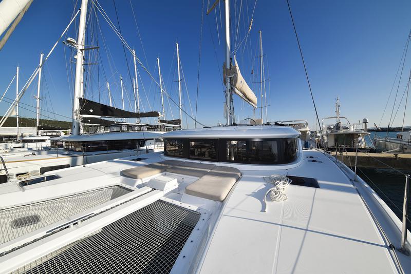 Book yachts online - catamaran - Lagoon 46 - MIDLIFE CRISIS - rent