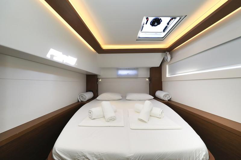 Book yachts online - catamaran - Lagoon 46 - MIDLIFE CRISIS - rent