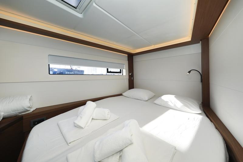 Book yachts online - catamaran - Lagoon 46 - MIDLIFE CRISIS - rent