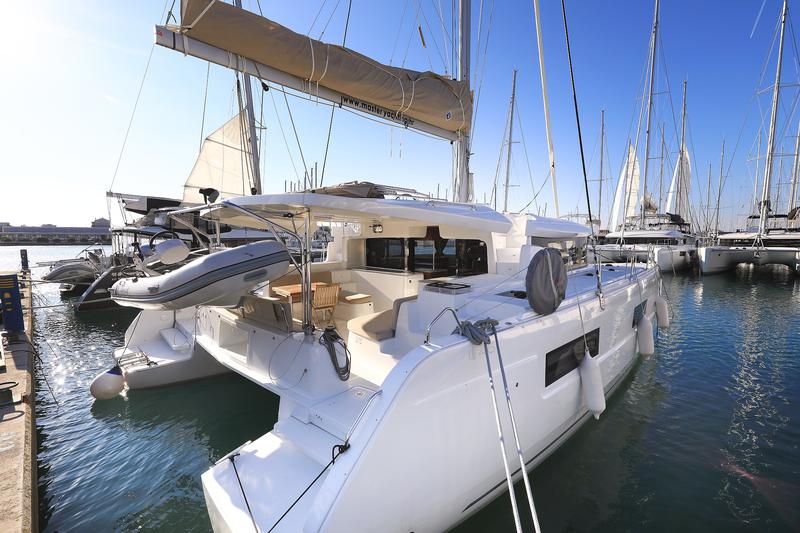 Book yachts online - catamaran - Lagoon 46 - MIDLIFE CRISIS - rent