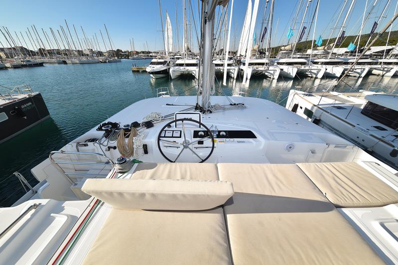 Book yachts online - catamaran - Lagoon 46 - MIDLIFE CRISIS - rent