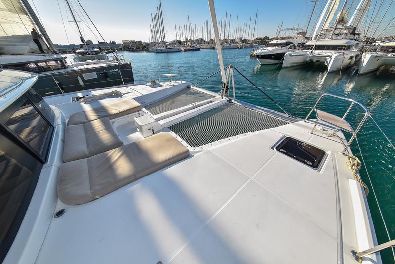 Book yachts online - catamaran - Lagoon 46 - MIDLIFE CRISIS - rent