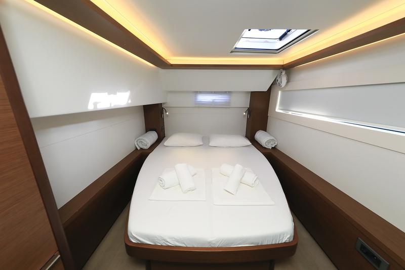 Book yachts online - catamaran - Lagoon 46 - MIDLIFE CRISIS - rent