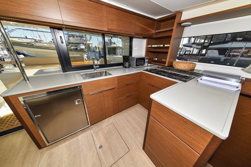 Book yachts online - catamaran - Lagoon 46 - MIDLIFE CRISIS - rent