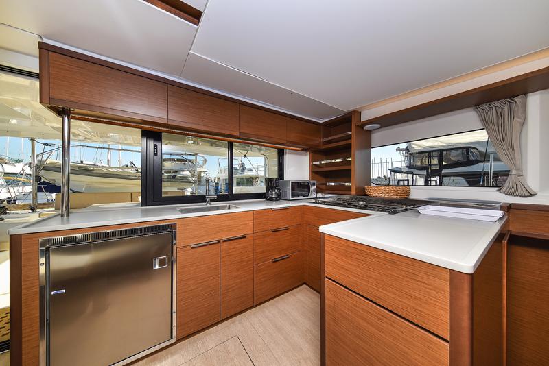 Book yachts online - catamaran - Lagoon 46 - MIDLIFE CRISIS - rent