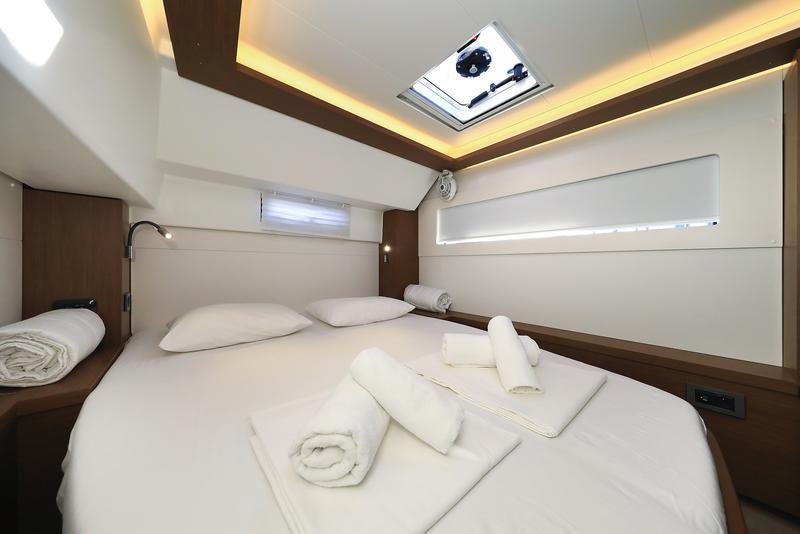 Book yachts online - catamaran - Lagoon 46 - MIDLIFE CRISIS - rent