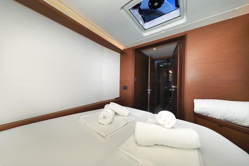 Book yachts online - catamaran - Lagoon 46 - MIDLIFE CRISIS - rent