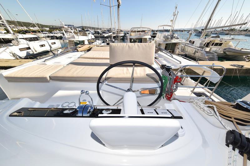 Book yachts online - catamaran - Lagoon 46 - MIDLIFE CRISIS - rent