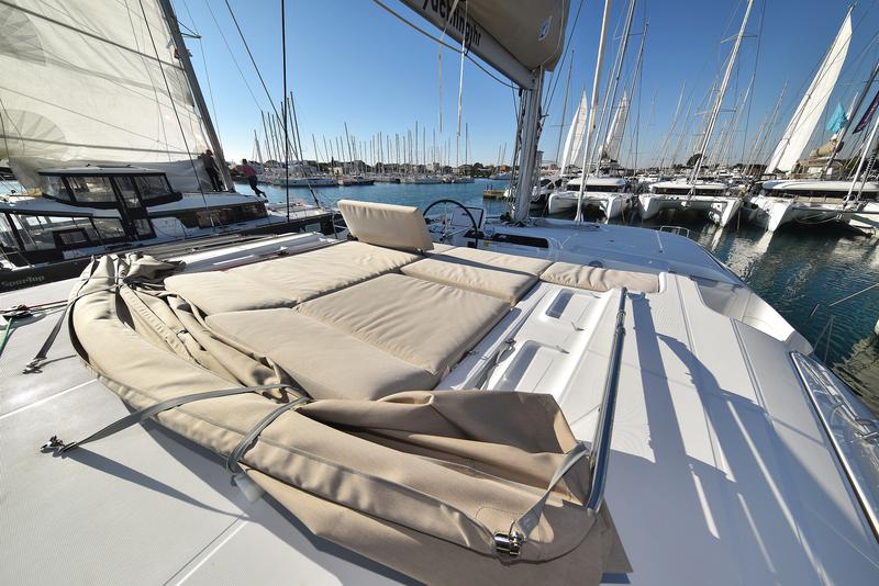 Book yachts online - catamaran - Lagoon 46 - MIDLIFE CRISIS - rent